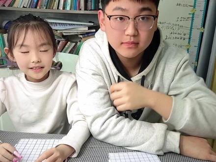 拼豆新花样 这个视频有点乱,哥哥妹妹自己拍摄的,不听话的手机,偷懒的剪辑妈妈,混乱的兄妹,能看完的绝对是我们殿堂级真爱粉#这个视频有点长 #拼豆 #亲子日常