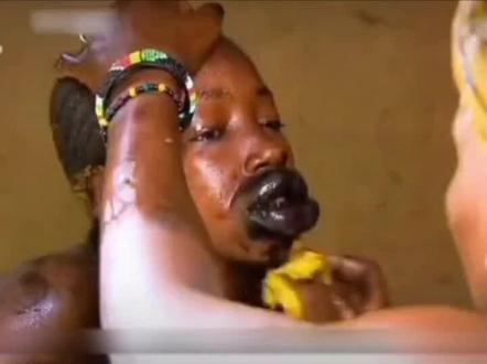 有喜欢嘟嘟唇的爱美人士吗?快来看看视频里的嘟嘟唇你能接受吗? #非洲原始部落 #非洲黑色嘟嘟唇