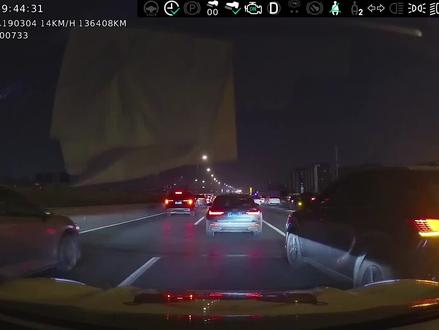 变道后,知道打双闪回应让人感觉很舒服#行车记录仪 #灯语