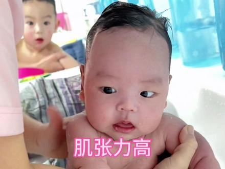 刚开始给丸子做抚触操各种不配合 坚持做了几次 现在可喜欢做了 #给婴儿做抚触的好处 #怎么给新生儿做抚触 #宝宝训练操
