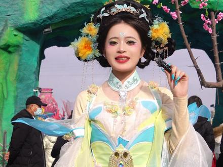 一条视频带你游玩#花开临夏不夜城 演艺美食全配齐,轻松解锁游玩乐趣#临夏不夜城 #临夏不夜城开街 #乐游花都趣临夏