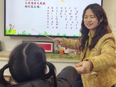 三分钟,搞定汉语拼音大小写! 对于一年级孩子来说,汉语拼音大小写真的是个很大的难题,我自己班的孩子读一年级的时候,我就利用口诀和象形,带着他们闯过难关。
如今我自己的女儿读一年级,又带着她再次复习。没想到孩子接受得特别快。后来呀,我发现,教育的第一步就是想象自己是个小孩,我们不喜欢枯燥的字母,但是哪个小孩能拒绝有趣的故事呢?
#一年级语文#汉语拼音字母表 #拼音#汉语拼音大小写 #老师