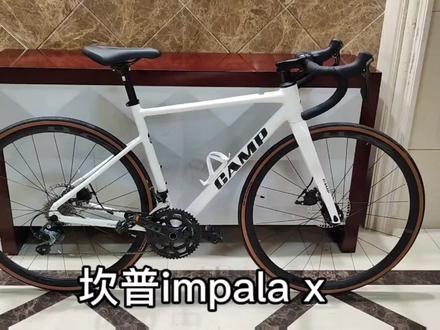 新款坎普impala x,铝架碳叉前后桶轴,有R3000,4700和105共3个版本,这台4700小套的,我觉得在颜值性能上在这个价位都做的不错。#公路自行车 #坎普公路车 #坎普impalax