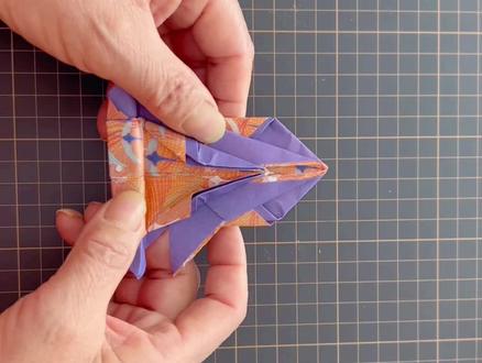 #创作灵感 简单好玩的折纸赛车,按压尾部还能跑哦 # 好炫酷呀!#自制玩具 #儿童创意手工 #折纸 。