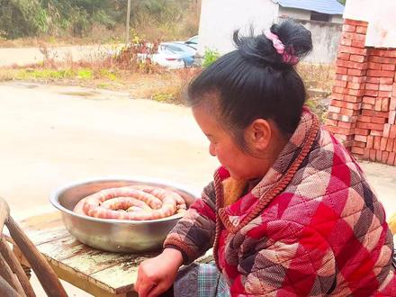 又到了灌香肠的季节,香肠一挂年味就来了#农村美食 #香肠#把家乡的味道分享给大家 #创作者中心 #创作灵感