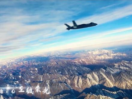 由空军政治工作部宣传文化中心策划,易烊千玺演唱的空天战歌《莫等闲》发布!一曲莫等闲,一腔英雄志,此身许华夏,寸心寄长空!八一建军节,人民空军邀你一起凌云而上向未来!#易烊千玺献唱空天战歌莫等闲