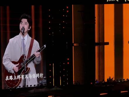 穿着西装弹电吉他的李健谁不迷糊啊!!!带了刘卓团队的乐手,也是超级厉害的存在了!!!
《不期而遇》、《假如爱有天意》、《风吹麦浪》、《贝加尔湖畔》、《传奇》
#南宁热爱之城 #李健演唱会 #神级live现场