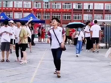 #2020高考直击 考场唯一一个穿校服的,毕业后的校服你还留着吗?