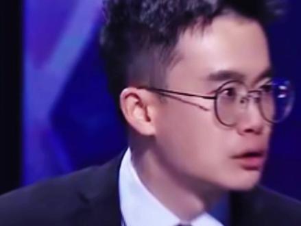 当今时代,我们还需要建构理想吗? 当一切崇高都被解构时,人们会陷入虚无主义,意义感像水蒸气一样蒸腾消散。理想、教导、长期主义……这些曾经坚固的东西,如今变得细碎、晃动,甚至虚无。我们是否已经走到了狂飙突进的尽头,发现除了钱,其他一切都索然无味?
但当我们把目光拉长,回望过去的百年,人类曾无数次站在理想的山峰上,看红花开放,看太阳照耀远方。从谭嗣同的“我自横刀向天笑”,到中山先生的“唤醒民众”,再到毛泽东的“星星之火,可以燎原”,理想从未走远。
过去百年,人类在消除贫困、教育普及、互联网发明等方面取得了辉煌战果。我们依然需要建构意义,建构理想,因为只有理想,才能回答我们为什么要出发。
#理想 #人生的意义 #新国辩 #辩论赛 #熊浩