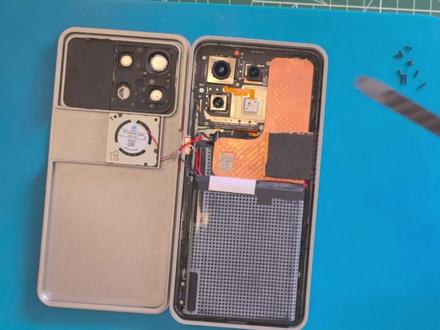 魔改k70pro,干翻k90max 我魔改了一台k70pro,不仅给他搭载了12000毫安电池,还为他配备了主动散热风扇,我愿称他为k700终极版#k70pro #红米k90max #魔改手机 #手机散热 #红米