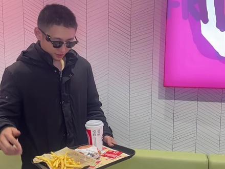 肯德基的新品和牛堡 是谁还没吃到啊?#肯德基 #肯德基和牛堡 #肯德基OK餐 #肯德基开工季 #吃好喝好开心就好