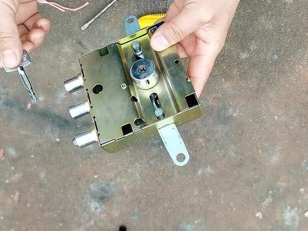 钥匙忘记带了,找个开锁的,结果最后钥匙插不进锁里了,该怎么办呢?教你一招小方法立马解决 #钥匙插不进锁里