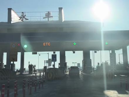 20分钟横穿天山的快乐和伙伴冲了天山胜利隧道!22公里的世界级工程,一脚油门直接穿越南北疆,入口汉风建筑超有氛围感,洞内三段式景观灯光绝了,雪山→胡杨→草原,一路看风景完全不无聊,以前翻山越岭7小时,现在3个半小时直达!基建狂魔的浪漫,新疆人先冲为敬
#天山胜利隧道 #新疆自驾新路线 #乌尉高速 #南北疆直通车