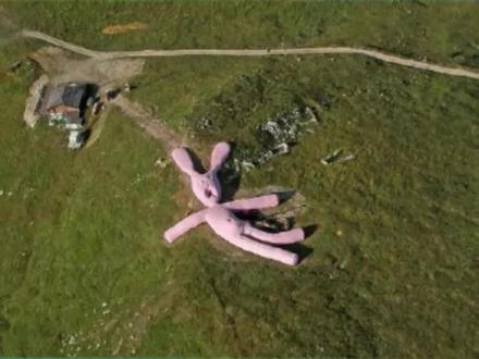 最近,一只巨型兔子消失在地图上 #艺术 #创意 #装置艺术 #希望能火 @抖音小助手