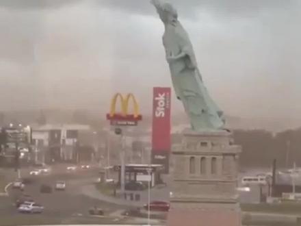 自由女神像断臂了?#自由女神像#纽约#巴西