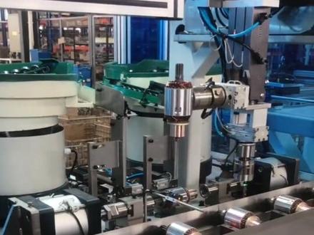 起动机,转子自动化生产设备调试中。