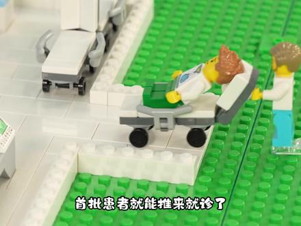 乐高史上最危险主题公园!0%存活率,一个不留太刺激 乐高史上最危险主题公园!0%存活率,一个不留太刺激!视频展示了用25块乐高底板打造的"险境乐园",从惊险的弹跳过山车到致命碰碰车,处处暗藏杀机。入口有死亡风车、硫酸喷泉,公园内有断轨式过山车、水滑梯、武装碰碰车、火山过山车等10多种危险设施。游客刚入园就要面对死亡风车,过山车会突然停下让车厢一头扎进火山,水池里有鳄鱼和鲨鱼,碰碰车装有电锯、喷火器等武器。视频全程展示公园的建造过程和"游客"的"死亡"场景,医院都快被挤爆了。乐高迷必看,细节控必入!#乐高moc #大人也要玩玩具 #乐高搭建 #乐高积木搭建