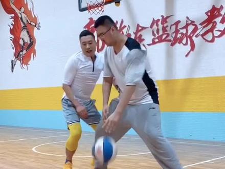 🏀:内线小个防大个技巧教学:切球和掏球,点关注看持续更新@DOU+小助手 @抖音小助手