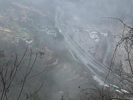 2026/3/1 08:38(正月十三) G42沪蓉高速兴山服务区路段。早上车辆暂时较少,下午和晚上车辆可能有所增加,下雨路面湿滑而且雾大能见度低,大家一定要注意安全,夜间行车不要疲劳驾驶,祝大家一路平安#实时路况 #平安出行 #返程