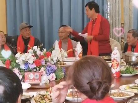 老头老太玩开心,又想花样老来乐!黄丝黄丝马马,请你家公家婆来吃嘎嘎,大官不来小官来,吹吹打打一起来。