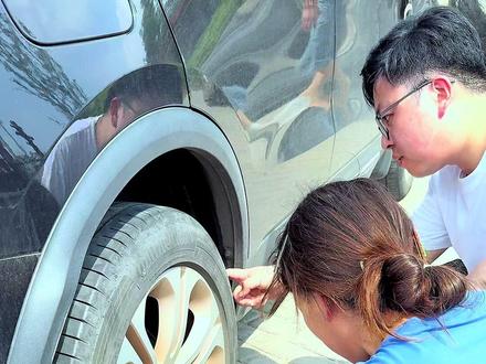 胎压报警了,老板过来检查气压,发现扎一个螺丝钉没漏气拔不出来#补胎 #换轮胎 #流动补胎