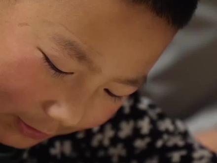 开学之际,榆中县受灾地区学校老师带着给孩子们准备的礼物挨个家访,孩子用老师送的笔画下了五角星,问及原因他说“因为五角星很闪亮”#榆中山洪