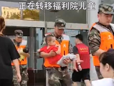 郑州遭遇特大暴雨,火箭军驻豫部队及时赶到转移福利院儿童(吴景硕)