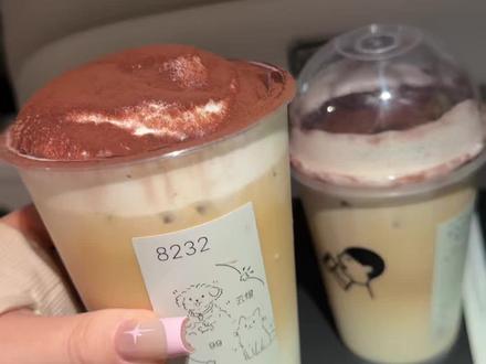 新品已品尝,这个马斯卡彭顶很妙 哈哈哈哈我又在视频里灵机一动了,喝了像没喝一样哈哈哈哈#颓式碎碎念 #小姜秘制 #喜茶 #小姜今天喝点啥 #奶茶测评