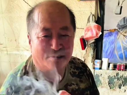 手指轻轻揉搓冒出魔法烟雾你学会了吗?#魔术 #魔术教学