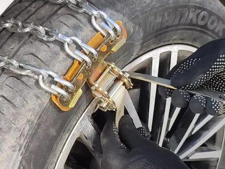 应急款防滑链安装教程,质量,大小号,安装都很关键,注意安装细节使用更靠谱。复杂路况脱困应急必备。 #车益邦防滑链 #汽车防滑链安装小技巧