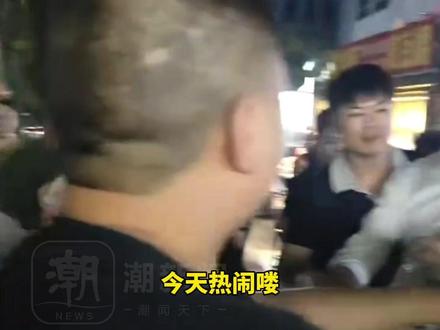 刘强东现身老家宿迁视察京东折扣超市,凌晨还被偶遇在路边吃大排档,挨个和路人合影,聊天唠家常