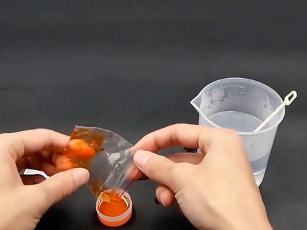 第30课 自制手工皂
实验原理:皂基主要的作用是清洁和去油,它是制作手工皂主要的基础原料,一块手工皂大约70%—90%的成分是皂基。通过加入色素、香精等添加剂,放入不同的模具中,就可以制作出各种各样的手工皂。
#创意手工 #科学实验 #抖音小助手 #涨知识