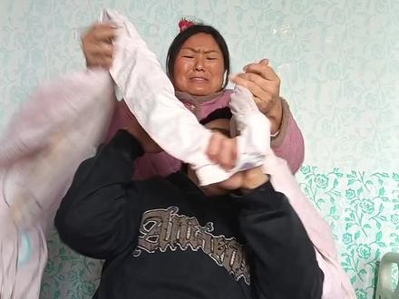 妈妈没有办法,只能用绳子把他绑起来,因为儿子每天都要做各种锻炼,强的儿子,加油