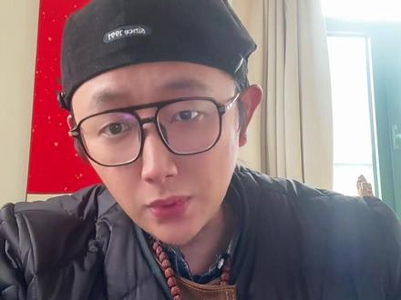 不要再牺牲张道长了,别再拿张高澄道长,去卖假雷击木了!
张高澄道长是道教南宗祖庭桐柏宫方丈、中国道教协会副会长,一生都在弘道、修庙、办学、正本清源。
他从来没有授权、没有代言、没有卖过任何雷击木,还多次公开反对把雷击木商业化炒作。
可现在网上太多人,打着“张道长同款”“桐柏宫直供”“道长亲售”的旗号,卖的全是人工电击、烙铁烫的假木头。
这不是文化,这是在:
消费道长的名声,
误导真心求道的人,
把好好的信仰,变成敛财的工具。
真正的护佑,从来不是靠一块木头。
心正、行正、守正,比什么都重要。
我在这里真心劝告:
商家们,别再消耗道长、收割信众了;
朋友们,别再被“同款”“开光”“辟邪”收割智商税。
尊重道长,尊重道教,
从不造谣、不炒作、不贩卖迷信开始。#张高澄 #雷击木 #雷击枣木 #道家文化