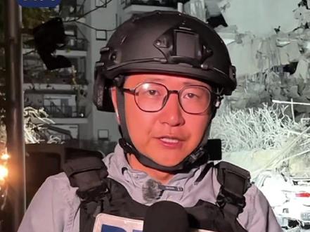 #总台记者直击以色列遭袭现场 楼体完全被破坏,地面到处是瓦砾,附近的车辆严重变形。伊朗对以色列发动了多轮弹道导弹袭击,以色列宣称将其大多数拦截,但仍有导弹落入以色列境内。