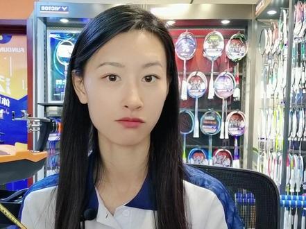 #羽毛球拍 #体育用品 #羽毛球 #打羽毛球女生 #泛动体育 新拍的塑封膜材质较硬,不宜久留,如果想保护底胶,可以选择更柔软更贴合的打底摸或者保鲜膜~且要记得勤换手胶!