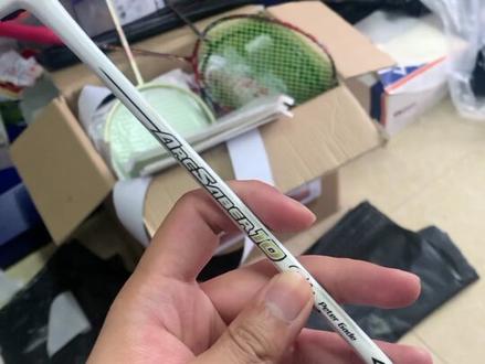 这支球拍的价钱,在东北顶一个月工资了!#羽毛球装备 #羽毛球 @DOU+小助手 #羽毛球拍 #尤尼克斯