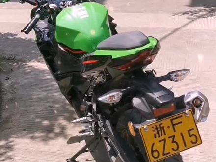 提川崎ninja400新摩托,安装车牌,拜车神!你们那边有这样的民俗吗?#川崎 #ninja400 #机车