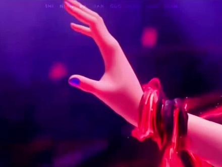 #完美世界 #叶倾仙 她是叶天帝最喜欢的嫡系后代,同时也是潜力资质最强的一个后人。她唤叶天帝为祖父,那么他的爹娘最有可能是谁?叶天帝的子女中,叶紫并没有继承他的圣体体质,而是和她母亲一样为先天元灵体质。而叶依水是叶天帝逆活九世时与一位先天道胎体质的女子所生,所以是先天圣体道胎体质。而叶天帝的大弟子叶童的女儿叶仙正好是混沌体质,与先天圣体道胎结合,必然是最强的一种体质,那就是先天混沌圣体道胎。所以,叶倾仙最有可能是叶依水与叶仙的女儿,一个注定会成为仙帝强者的存在,却放弃了仙帝果位,甘愿以身搭建逆乱岁月的沟通桥梁,以致无量劫难降临,已身根基大崩,香消玉殒,极为可惜,叶天帝为此黯然神伤,独坐宇宙中,任凭岁月之力磨灭战袍,也没有说出一句话。后来叶天帝耗费了也不知道多少岁月,于诸天万界映照出叶倾仙,并以万物母气鼎为载体,将之接引而回,同时为了以防万一。荒天帝与叶天帝一同出手,把叶倾仙的一滴精血打入妖妖的体内,最终叶倾仙被成功复活了,妖妖与她一分为二。荒天帝与叶天帝之所以能谋划千古杀局,叶倾仙功不可没,只是因果太大,非她所能承受。