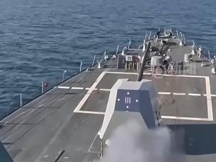 中东战事离你并不远 能源战冲击波与你我息息相关 【点新闻报道】中东战事踏入第四周,伊朗「封锁」了国际航道霍尔木兹海峡。至今,全球每日约两成的石油运输受阻,沙特阿拉伯、阿联酋、伊拉克及科威特亦相继减产。
除了石油,液化天然气同样受牵连,进一步加剧全球能源危机。这最终会推高你我生活成本,原因为何?
过去一个月,国际油价已飙升超过两成。随之而来的,是柴油、燃油、沥青、洗洁精等石油副产品的成本全面上涨。以航空燃油为例,国泰航空及香港快运相继加收燃油附加费,便是明显一例。特区政府表示会与业界保持沟通。
展望未来,若海峡「重开」,石油运输得以恢复,油价或有回落空间,惟后续走势仍取决于战事的发展。
#中东战事