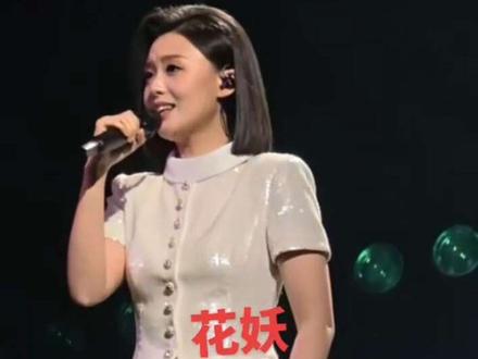 成都花开天下演唱会名场面!尧尧《花妖》缓缓升空,一开口就把人带入故事里,这舞台效果绝了!#徐子尧 #花妖