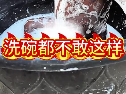 非洲小孩是如何洗澡的,他们生活实在太难了🤣