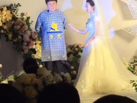 26日,河南一新郎在婚礼上送给新娘一条围裙,知道原因后……你羡慕了吗?#婚礼现场