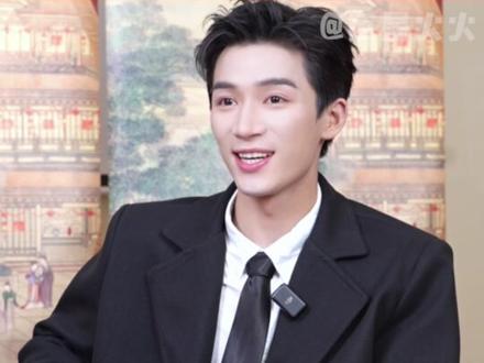 #王星越聊跟卢昱晓的相处模式 原来在你眼里 她是小孩啊~