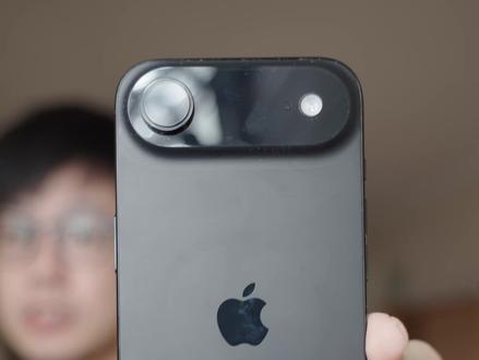 降价二选一! iPhone Air 还是 iPhone 17 降价后的 iPhone Air 简直是 5000 档的“质感天花板”!✨ 但 eSIM 的不便和单扬声器也是真实存在的遗憾。 选 Pro 级的性能手感,还是选稳妥的双卡双摄? 对比表帮你一目了然,买前必看!#iphone17 #iphoneair