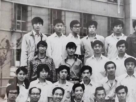 1983年高考结束,商洛师专(那时叫陕西师范大学商洛专修科)在商洛各县共录了六个班学生,每班50人,中文系两个班,我在2班,化学系两个班,数学系一个班,物理系一个班,第一年还不叫系,叫的是科,我们是中文科。
商洛师专的发展历程如下:
76年,成立陕西省商洛地区五七师范学院。79年,更名为陕西师范大学商洛专修科。84年,经陕西省人民政府批准更名为商洛师范专科学校。06年,经教育部批准升格为本科院校,更名为商洛学院。
开学报到后,我们中文科在东龙山和商洛师范学校合用一个院子,挂两个校牌。其它科在东店子新校址,84年82级学长毕业,我们83级中文科转到东店子新校址,学校更名为商洛师范专科学校,我们科也改为中文系。
我是78年山阳中学恢复招生的首届学生,招了6个班,我们又报了一次名,读的是预科班(也是首届3年制,共2个班),学的理科,81年高考,成绩不理想,复读又改学文科,82年差5分上线,又复读,83年以396分成绩被师专录取,因学不会英语,放弃了这一科学习,高考胡答,得了26分,唉,也是多年最高分了;当年地理考了83分,是山阳县最高分,我也算山阳高考地理状元吧。
师专上学期间,我最后一年是班干部,生活干事,主要就是给大家领饭票莱票的,没出差错。86年毕业,毕业典礼上,学校让我代表应届毕业生上台发言,给了我莫大的荣誉,我发言的题目是《做时代的弄潮儿》,内容现在完全忘记了。
因我是班干部,又是奖学金获得者,实习(85年冬在丹凤龙驹中学)评为优秀等次,毕业后我直接被县中招录,学校只录一个语文老师,感谢我人生的贵人。校长叫杨文彦,兴平县人,87年调走了,和我相处一年,很亲和,也关心我成长。
工作期间,我没有想当官的想法,我想教育上只有两个官,一个是县中校长,另一个是教育局长,任他人去当吧,我教好书就行了,无欲则刚呀。工作第一年,是实习期,工资57元,第二年转正64元。93年取得本科文凭,04年晋升高级,23年12月我以高级教师5级退休,教龄37.5年。
这张毕业照片上,我8个同学都已去世了,好怀念他们。全晓文(后排左7),屈建军(4排左5),李民生(后排左4),梁运山(后排左10),李建设(4排左9),路体玉(4排左3),翁大胜(后排左12),闫淑慧(前排左7)#老照片 #我是快乐的山阳人