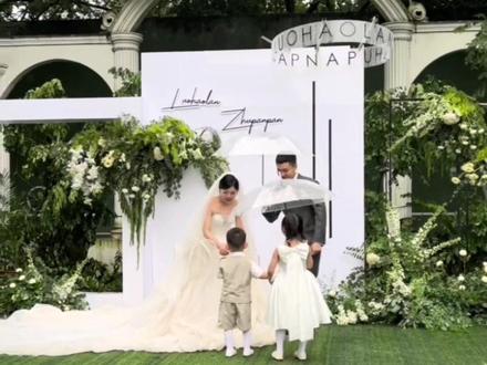 为什么要婚礼小花童?
花童,又称小傧相,是指婚礼仪式上为新人(新娘)拉婚纱或者在新郎新娘前面抛洒花瓣的小女生,一般都是4-5岁的小女孩,有些地方讲究用
5、6岁的“童男子”来陪伴娘,大概是求“早生贵子”之意。
在每对准新人眼里,婚礼都是一场隆重、新鲜的大戏。新人如主角般闪亮登场,演绎 BigDay 的幸福与从容。而保证这幕大戏完整、完美的,当然少不了那些重要的配角们。本期就请专家帮你解答关于婚礼上花童、戒童和小客人的疑问。
Q :怎样选择婚礼上的花童、戒童?他们适合什
么礼服?
A :花童一般是4-6岁的小女孩,她们可以头上戴着小花环,拿着鲜花装饰的花篮、小型的花束,或者最常见的,是拿着一篮花瓣,并且在新娘入场之前把它们抛撒在地毯上;戒童一般是4-6岁的小男孩,仪式的,端着戒枕送上戒指(如果你担心戒指可能会丢失,可以在戒枕上用假戒指),我不推荐年纪更小男孩子做戒童。
至于小朋友们的礼服,要看婚礼举行的时间和正式程度,正式的晚间婚礼戒童应该是燕尾服,白天是小的无尾礼服(跟新郎基本是一样的),如果是主题婚礼或者派对婚礼则可以穿着休闲一点的服饰,甚至是卡通小熊服、超人服、蜘蛛侠等等;女孩子通常是白色蓬蓬小纱裙;#花童 #婚礼 #实景拍摄 @南苑宾馆