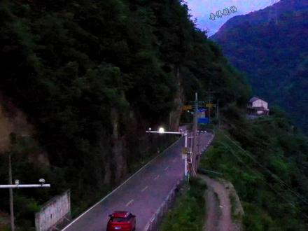 您知道中国的心脏在哪吗?
您所看到的正是三省交界处,《鸡心岭》,人生短暂,总要来一次吧。#航拍 #一不小心就误入仙境了 #三省交界处#海拔3千米。#创作灵感