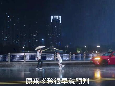 《狙击蝴蝶》大结局!原来岑矜很早就预判 ,李雾定会为自己殉情 岑想是在父亲书房最底层的保险柜里,翻出那箱日记本的。
密码是母亲的生日,她输了三次才反应过来 —— 最后一位数,父亲偷偷改成了他们领证的日子。
箱子很沉,打开时扑出一股淡淡的樟木香气,混着时光的味道。里面整整齐齐码着一摞笔记本,从硬壳精装到软皮活页,从泛黄的牛皮纸到后来的烫金本,足足塞满了整个箱子。扉页上只有一行字,字迹从青涩到苍劲,却始终一笔一划写得认真:给我的蝴蝶姐姐。
最上面那本,是父亲十七岁那年的。纸页边缘已经脆了,岑想小心翼翼翻开,第一页就看得鼻尖发酸。
「今天见了姐姐,她穿白色旗袍,头发挽成髻,像从画里走出来的。我不敢跟她说话,只敢偷偷捡她掉在地上的一朵芍药花,夹在书里。姐姐不知道,她是我灰暗青春里,唯一的光。」
往后翻,全是母亲的影子。
母亲怀孕时孕吐厉害,他在日记里写满了食谱,歪歪扭扭记着 “今天炖了冰糖雪梨,姐姐喝了两口”“医生说多吃苹果好,明天去买最新鲜的”;母亲创业遇挫躲在被子里哭,他写 “姐姐不哭,我去跟那些人拼命,大不了赔上我这条命”;他们吵架冷战,他写满整整三页的 “我错了”,末了又加一句 “可我还是舍不得她难过”。
日记本翻到中间部分,纸张渐渐变得厚实。那时父亲的字迹已经沉稳,内容却依旧滚烫。
「姐姐说她怕孤单,我说我陪她。这话不是随口说的,是刻在心里的。我这辈子,活是为她活,死,也要跟她死在一起。」
「今天去订寿衣,看到那套绣芍药的,一下子就想起姐姐当年穿的旗袍。老板说可以做情侣款,我订了两套。她的那套要素净些,我的这套,要跟她的配。」
「姐姐的身体越来越差了。我不敢让她知道我难受,只能晚上躲在书房哭。她是我的命,没了她,我活不成。」
最后一本日记,停在母亲走的那天。
纸页皱巴巴的,明显被泪水浸过。
「姐姐走了,很安详。我给她换上了那套寿衣,芍药花绣得真好看,像她年轻时的样子。我把我们的婚戒戴在她手上,又给自己戴上另一枚。」
「岑想长大了,懂事了,能照顾好自己。我放心了。」
「姐姐,等我。我马上就来陪你。」
「这是第 19710 篇日记。一生只爱你一人,我说过的,算数。」
岑想抱着日记本蹲在地上,眼泪砸在纸页上,晕开了墨迹。
她终于懂了母亲临终前那句 “别拦着他” 是什么意思。#狙击蝴蝶 #女性成长 #唱歌解说 #电视剧解说