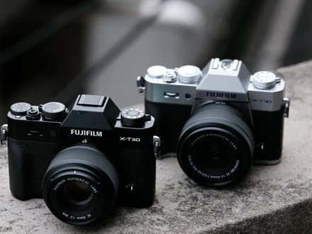 富士X-T30 III相机按键全解析:从入门到精通
顶部按键区
快门速度拨盘:A档为自动,手动可调1/4000秒
曝光补偿拨盘:±5档快速调整画面明暗
前指令拨盘:快速调整光圈值
开关拨杆:环绕快门按钮设计
背面核心按键
对焦摇杆:快速选择对焦点
Q键:一键进入16项常用设置
AE-L/AF-L键:曝光/对焦锁定
后指令拨盘:配合前拨盘快速调整参数
DISP/BACK:显示模式切换与返回
特色操控
专用胶片模拟拨盘:直接选择胶片模拟,FS1-FS3可自定义
触摸屏:支持触控对焦和快门(三种选择模式)
视频为详细版哦~大家还有使用上不懂的欢迎评论区留言
#富士XT30III#相机#按键操作#新手教程#富士